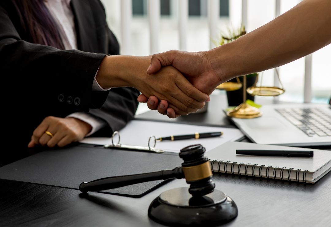 Abogada asesorando a cliente